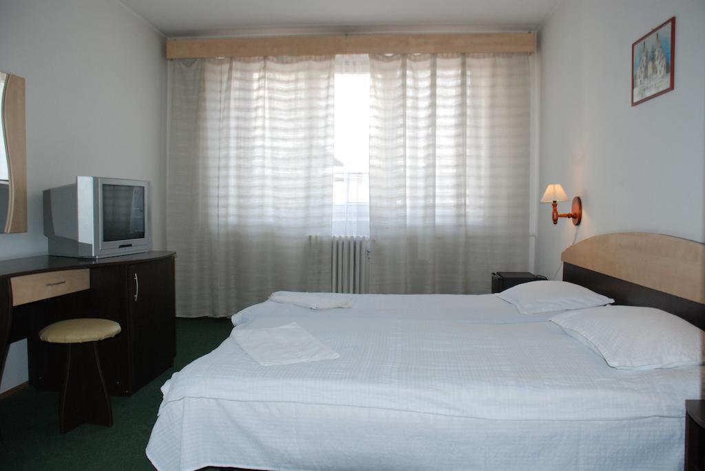 Hotel Merkur Miercurea Ciuc Chambre photo